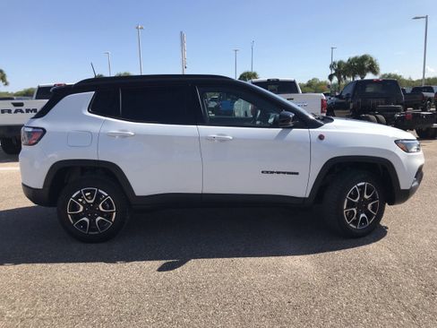 Used 2024 Jeep Compass Trailhawk image 8
