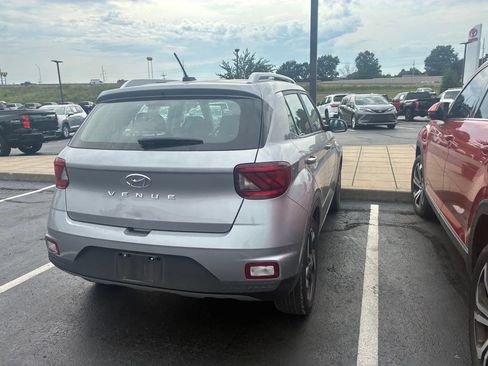 Used 2025 Hyundai Venue SEL FWD image 4