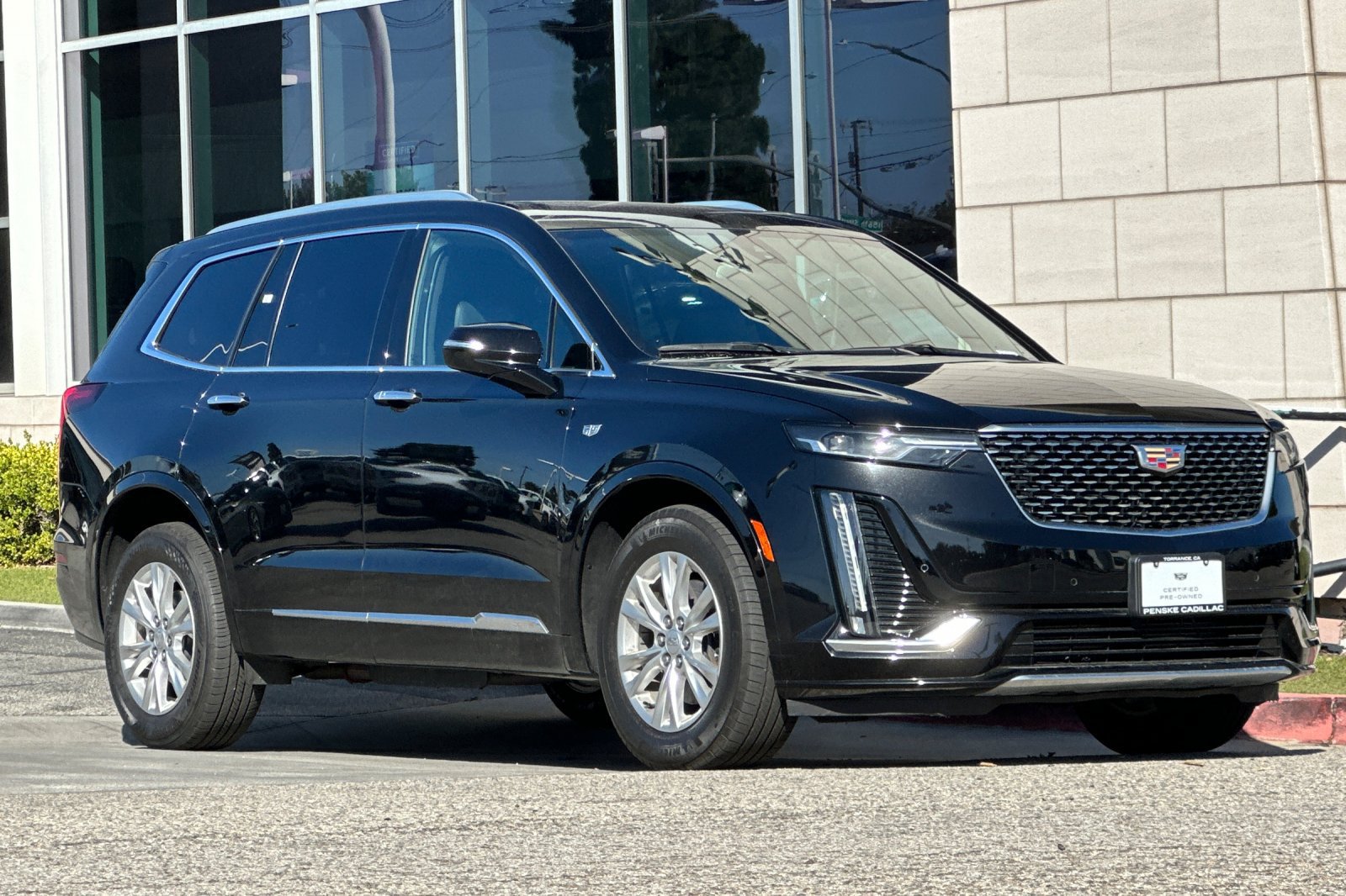 Used 2024 Cadillac XT6 Luxury FWD image 2
