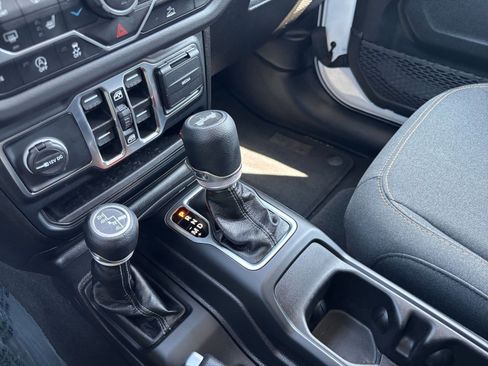 Used 2025 Jeep Wrangler Unlimited Sahara AWD/4WD image 41
