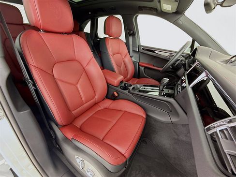 New 2025 Porsche Macan image 30