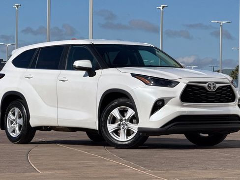 Certified 2024 Toyota Highlander LE image 2