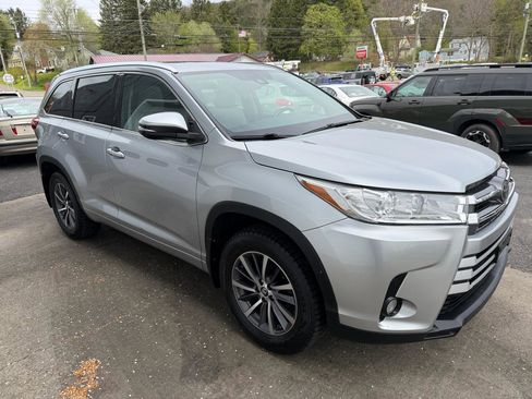 Used 2017 Toyota Highlander XLE AWD/4WD image 3