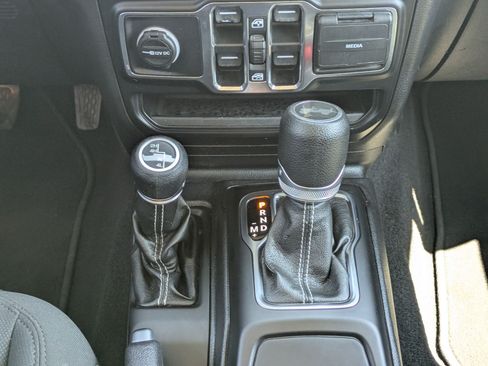 Used 2020 Jeep Wrangler Unlimited Sahara AWD/4WD image 26
