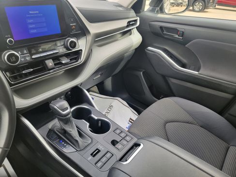 Used 2024 Toyota Highlander LE image 26