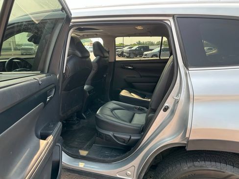 Used 2020 Toyota Highlander XLE AWD/4WD image 20