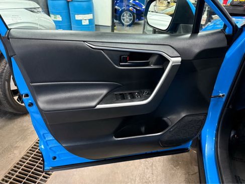 Used 2019 Toyota RAV4 LE w/ All Weather Liner Package AWD/4WD image 19