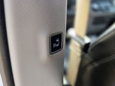 Used 2023 Chrysler Pacifica Touring-L image 23