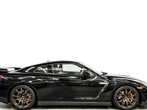 Used 2013 Nissan GT-R Premium image 2