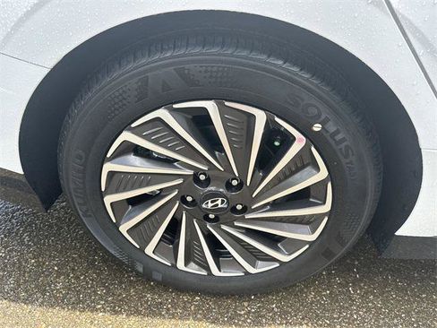 New 2025 Hyundai Sonata Limited image 17