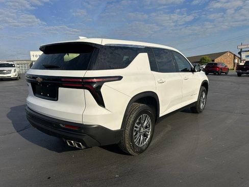 Used 2024 Chevrolet Traverse LS image 3