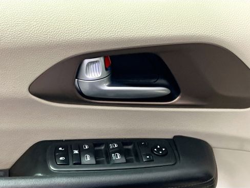 Used 2018 Chrysler Pacifica Touring-L image 16
