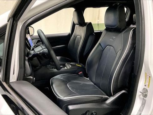 Used 2025 Chrysler Pacifica Limited FWD image 25