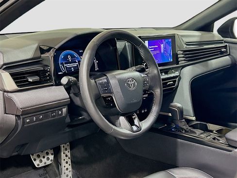 Used 2025 Toyota Camry SE image 7