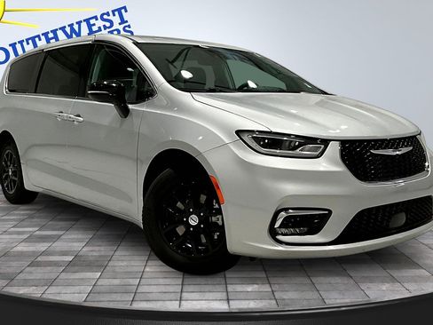 Used 2024 Chrysler Pacifica Touring-L image 3