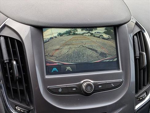 Used 2018 Chevrolet Cruze LT FWD image 10