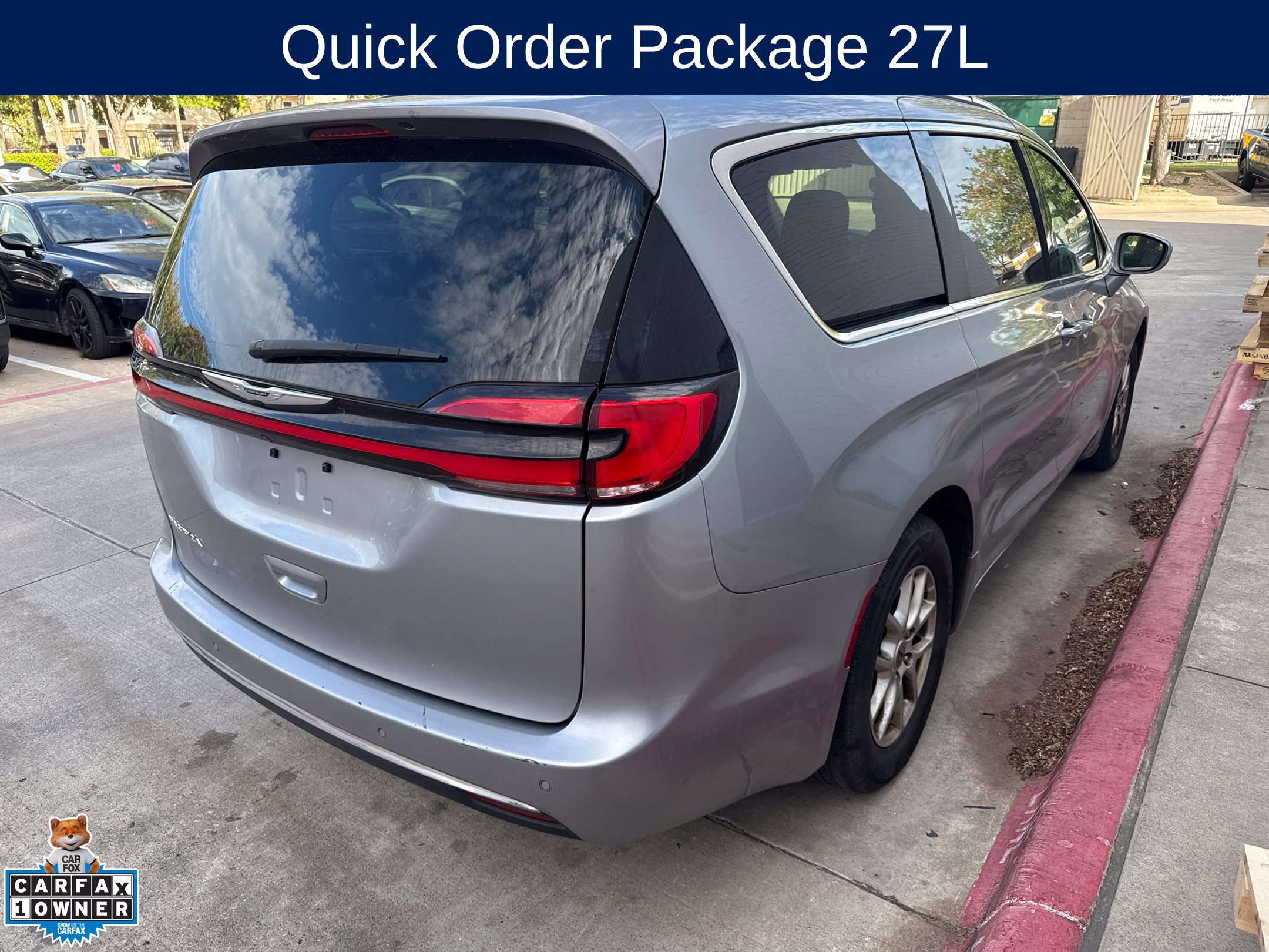 Used 2021 Chrysler Pacifica Touring-L FWD image 3