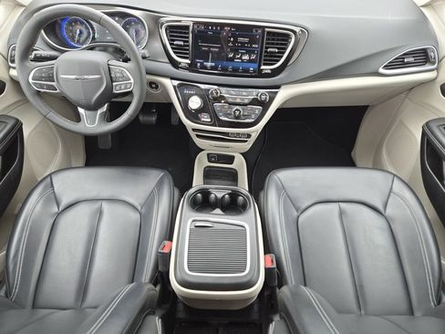 Used 2023 Chrysler Pacifica Touring-L FWD image 22