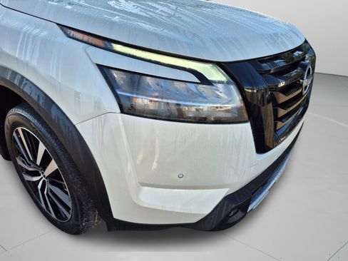 Certified 2024 Nissan Pathfinder Platinum w/ Black Appearance Package FWD image 38