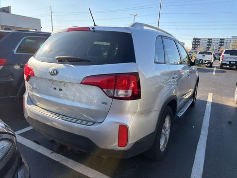 Used 2015 Kia Sorento LX image 3