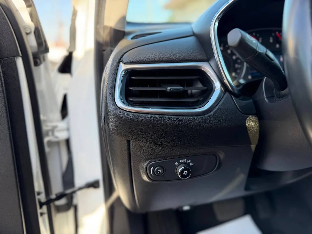 Used 2023 Chevrolet Equinox LT FWD image 40