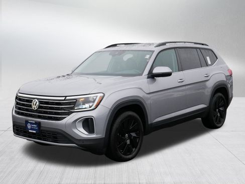 Certified 2025 Volkswagen Atlas SE image 3