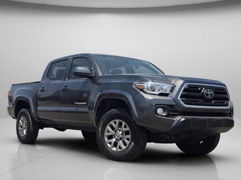 Used 2018 Toyota Tacoma SR5 RWD image 2