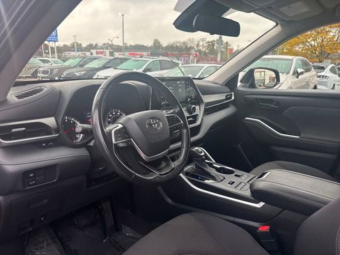 Used 2022 Toyota Highlander LE image 16