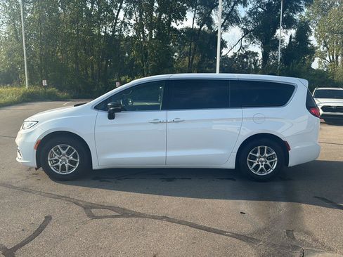 Used 2025 Chrysler Pacifica Select FWD image 2