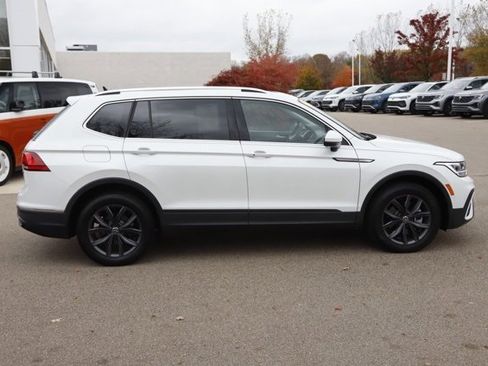 Used 2023 Volkswagen Tiguan SE w/ Panoramic Sunroof Package image 2