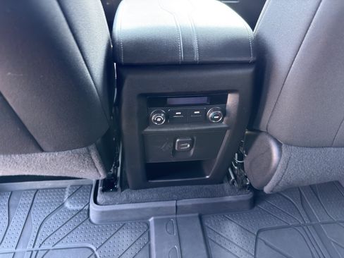 Used 2023 Chevrolet Traverse LT FWD image 22