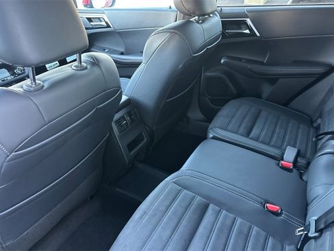 New 2025 Mitsubishi Outlander SE image 13