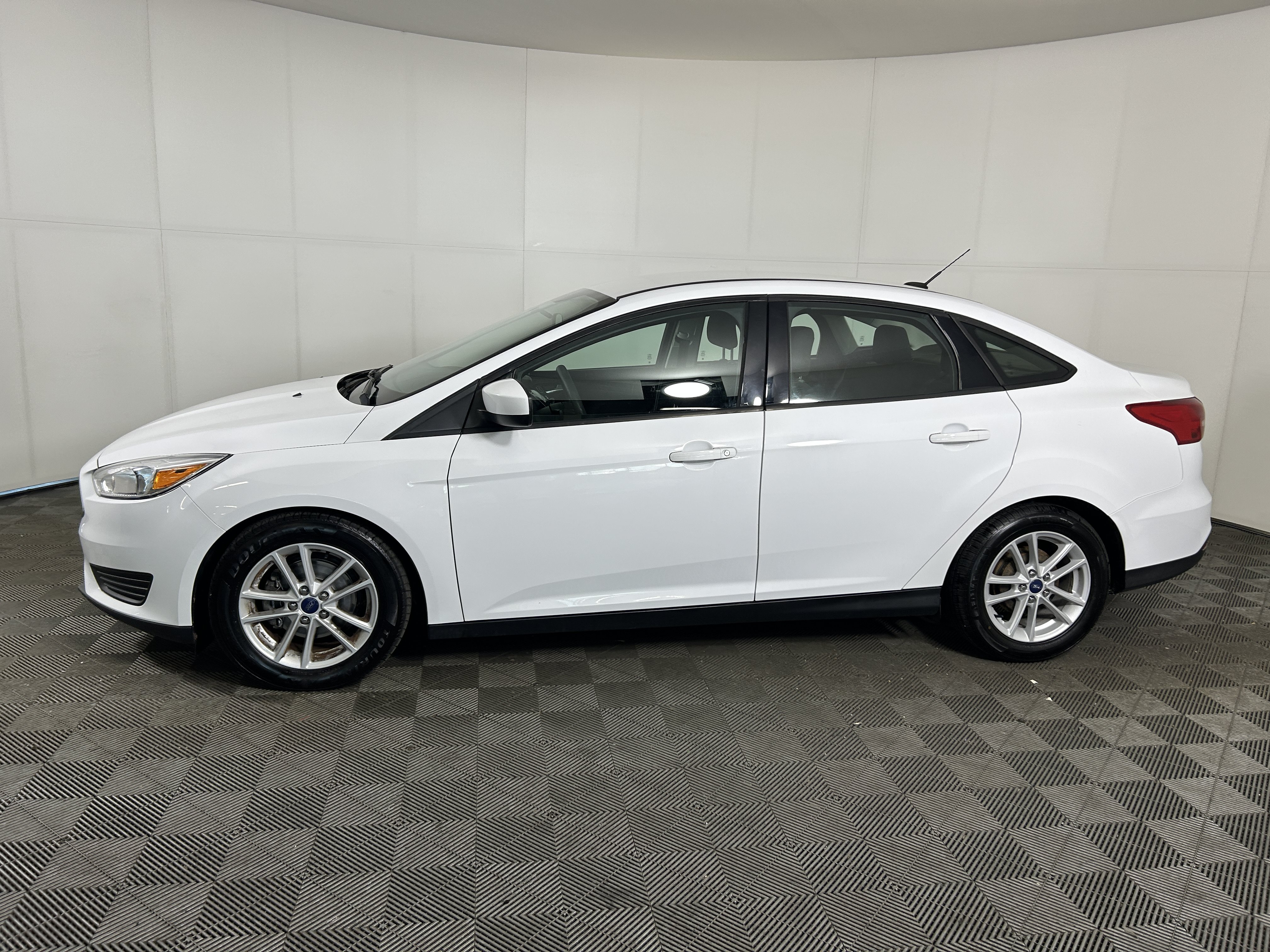 Used 2018 Ford Focus SE FWD image 2
