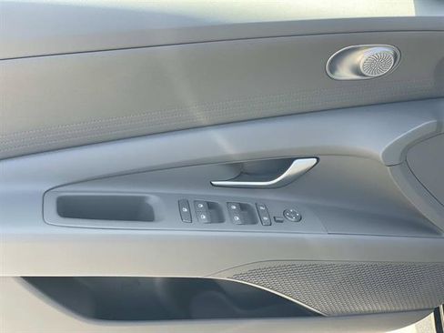 New 2026 Hyundai Elantra SE FWD image 18