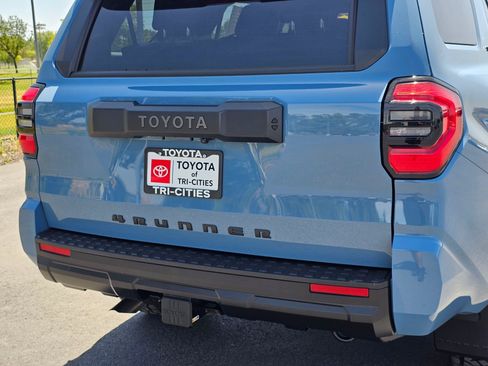 Used 2025 Toyota 4Runner SR5 AWD/4WD image 13