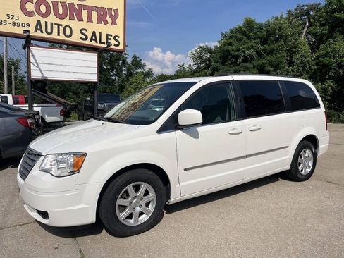 Used 2010 Chrysler Town & Country Touring FWD image 3