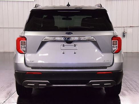 Used 2022 Ford Explorer XLT w/ Equipment Group 202A image 7