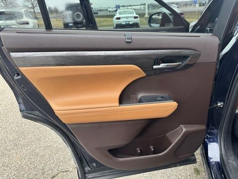 Used 2022 Toyota Highlander Platinum image 26