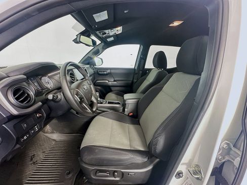 Used 2021 Toyota Tacoma TRD Off-Road AWD/4WD image 19