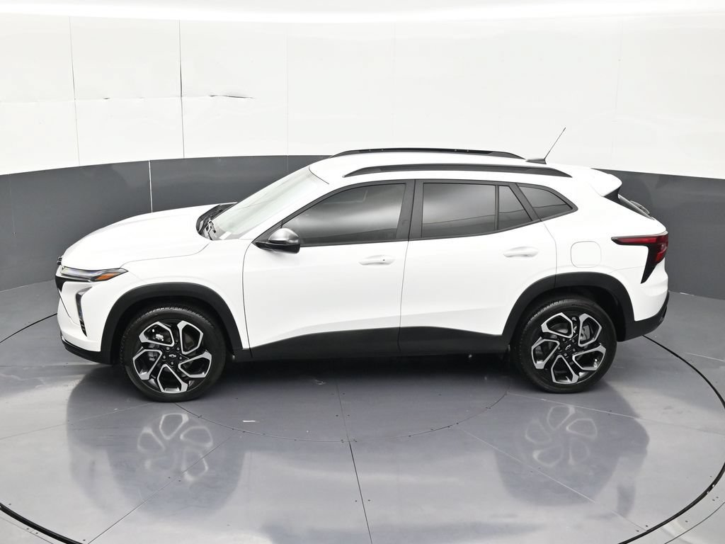 Used 2025 Chevrolet Trax RS FWD image 16