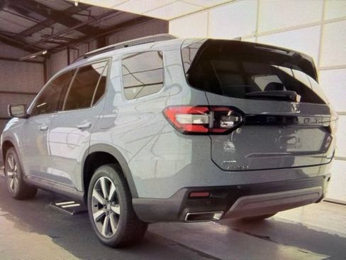 Used 2024 Honda Pilot Touring image 2