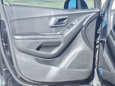 Certified 2022 Chevrolet Trax LS w/ Tint and Cruise Package image 28