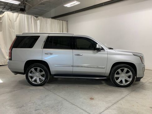 Used 2016 Cadillac Escalade Luxury image 30