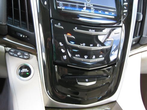 Used 2020 Cadillac Escalade Premium Luxury RWD image 21