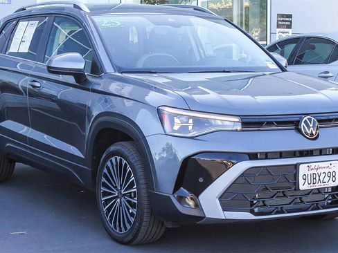 Used 2025 Volkswagen Taos SE image 3