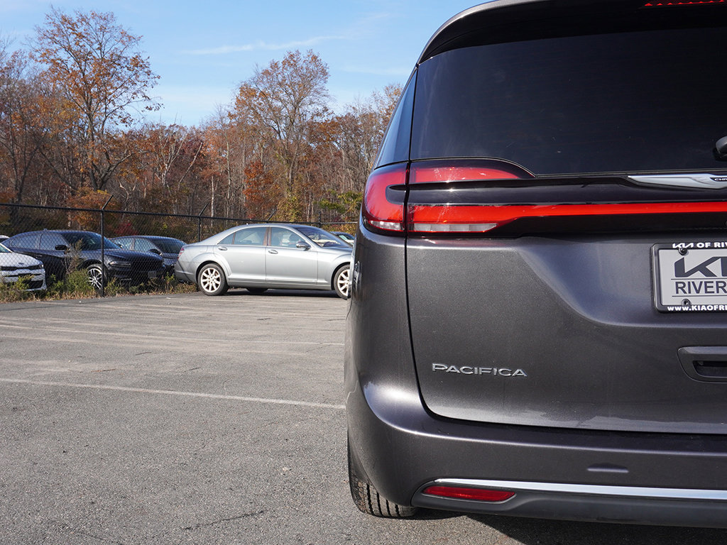 Used 2022 Chrysler Pacifica Touring-L FWD image 15