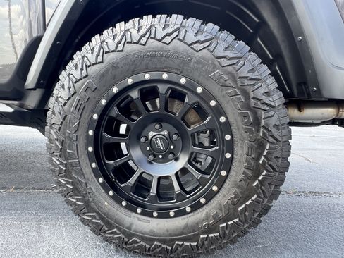 Used 2025 Jeep Gladiator Sport AWD/4WD image 18