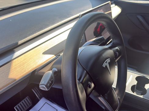 Used 2022 Tesla Model Y Long Range AWD/4WD image 22