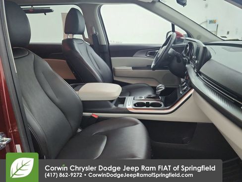 Used 2023 Kia Carnival LX FWD image 31