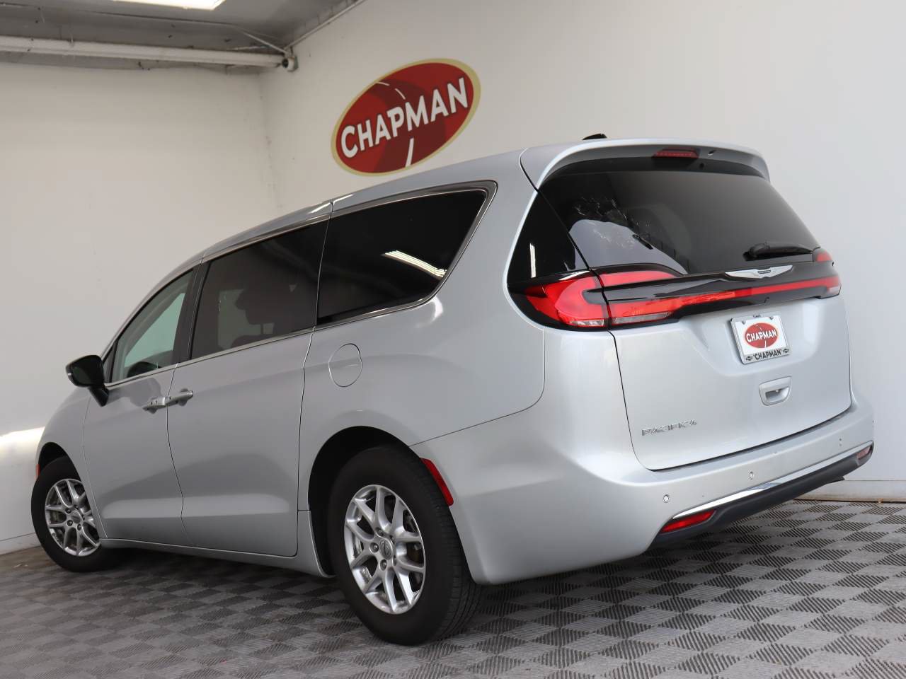 Used 2024 Chrysler Pacifica Touring-L FWD image 4